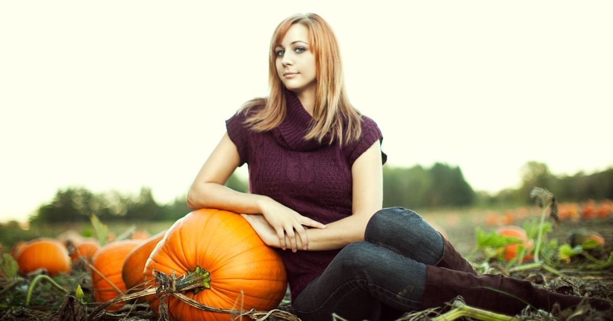 what-to-wear-to-a-pumpkin-patch-besides-flannel-what-is-she-wearing