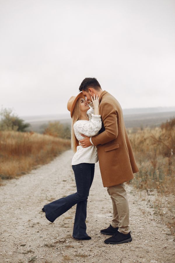 fall engagement photo outfits for women