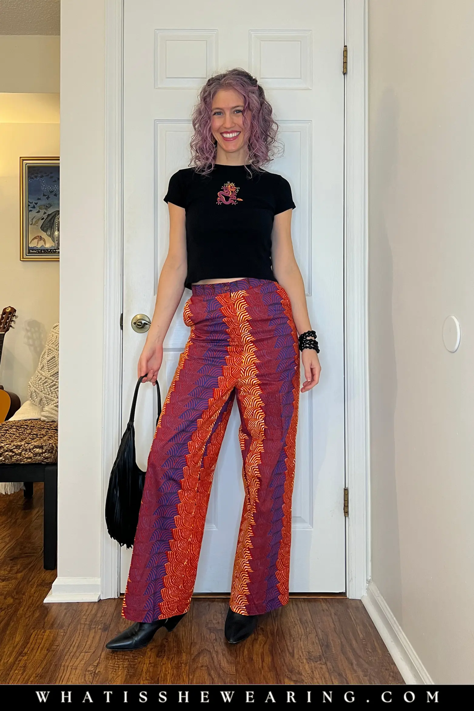 Fitted Tee + Patterned Pants – Casual Bar Hopping Look Cute bar hopping outfits: graphic fitted tee + patterned pants + black ankle boots