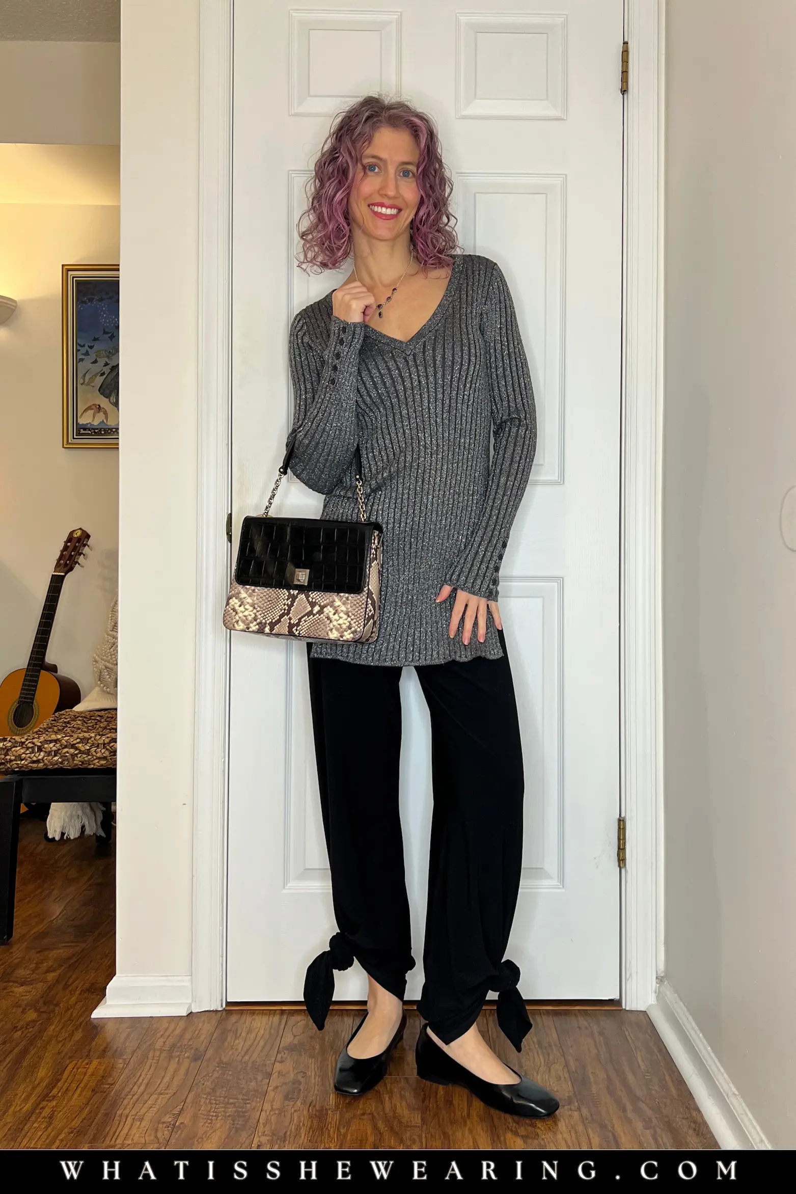 Knot Wide-Leg Pants to Create Harem Pants Woman wearing a tunic and wide-leg pants styled as harem pants by knotting the pant hems